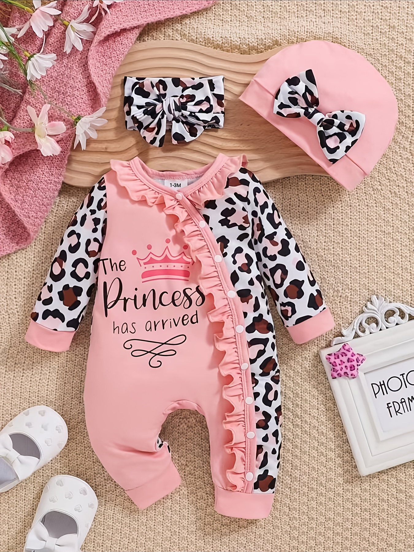 Rompertje met luipaardprint en letterpatroon voor baby meisjes, inclusief mutsje en haarband, geschikt voor herfst/winter Y300024, voor buiten.