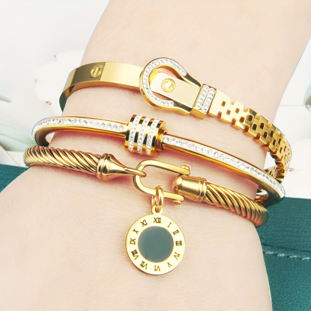 مجموعة من 3 قطع للنساء: سوار سلكي من الفولاذ   للصدأ مطلي بالذهب عيار 18 قيراط مع مشبك حزام وشماعة رومانية وتصميم حجر لامع متعدد المستويات، سوار مجوهرات نسائي للاستخدام في النوادي الليلية والحفلات التفاصيل 2