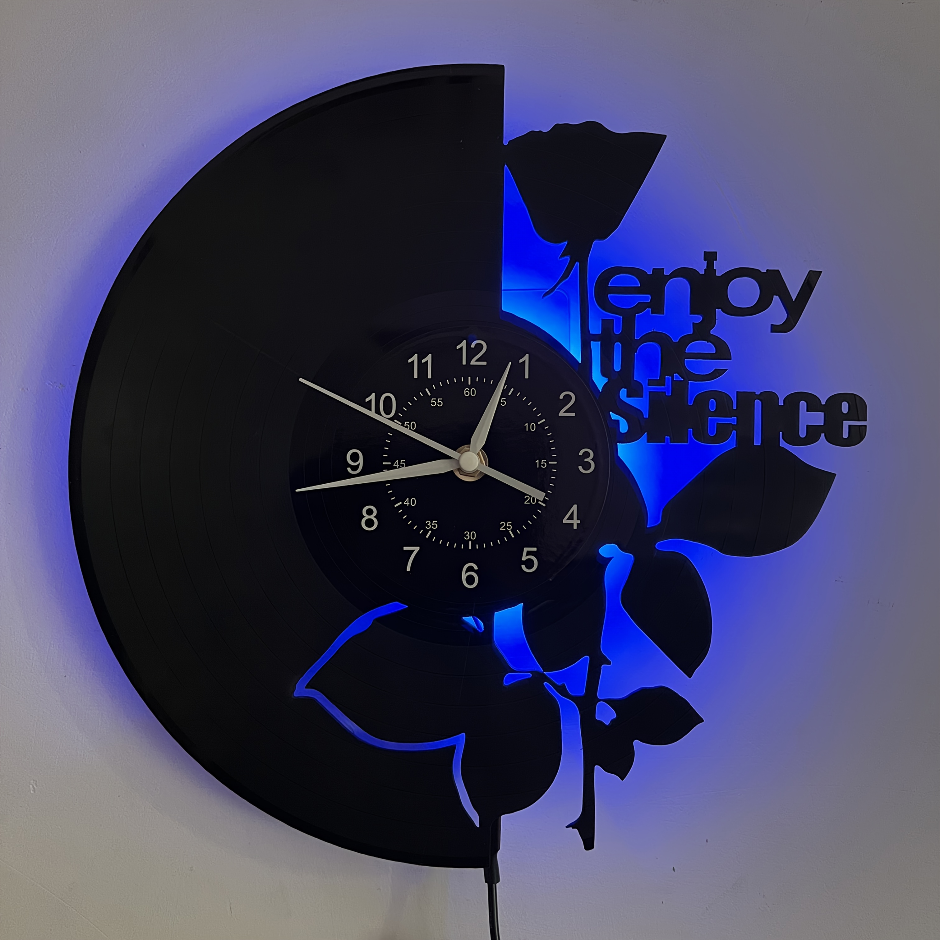 Eine Vinyl-Wanduhr im Rosendesign mit farbigen LEDs. Eine tolle Option, um Ihr Zuhause zu dekorieren. Diese Uhr ist ein ausgezeichnetes Geschenk für Anlässe wie Geburtstage, Muttertag, Neujahr, Ostern, Abschlussfeiern, Weihnachten und Halloween.