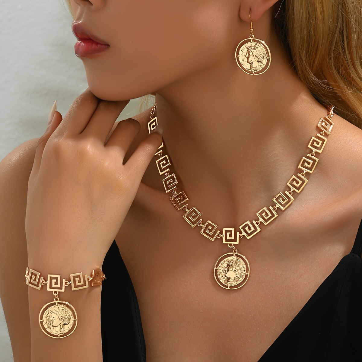 

4pcs Retro And Fashion Golden Zinc Alloy Earrings & Bracelet & Necklace, For Birthdays, Anniversaries, And Graduation Christmas Gifts