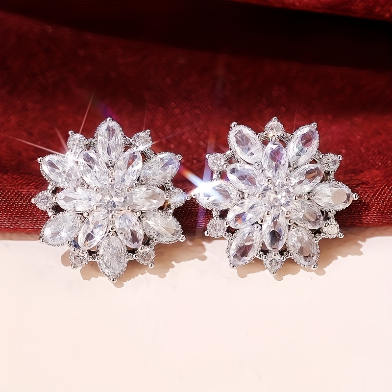 

A Pair Of Luxurious And Exquisite Flower Earrings For Ladies, With Shiny Synthetic Zirconia Inlaid, Suitable For Ladies' Wedding Parties, Jewelry, And Valentine's Day Gifts.