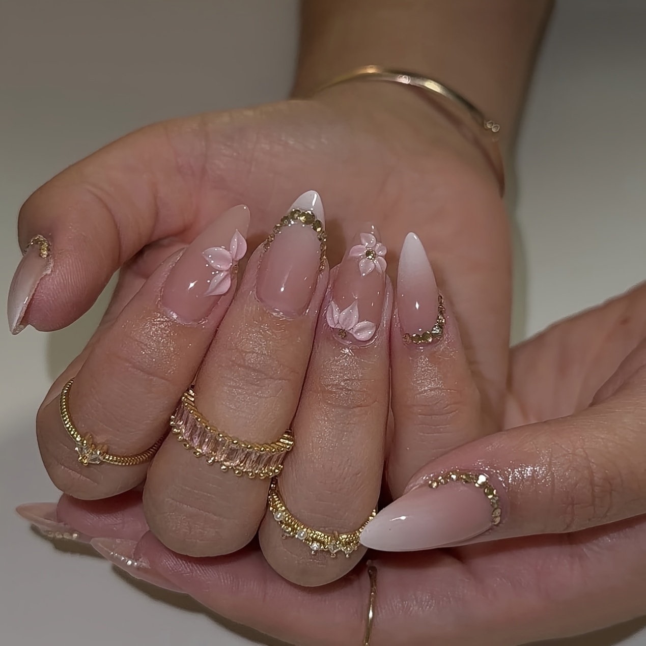TEMU 24 stuks Medium Lange Amandel Vormige Plaknagels Wit Ombre Franse Stijl 3D Roze Bloemblad Gouden Strass Accent Elegante Romantische Glanzende