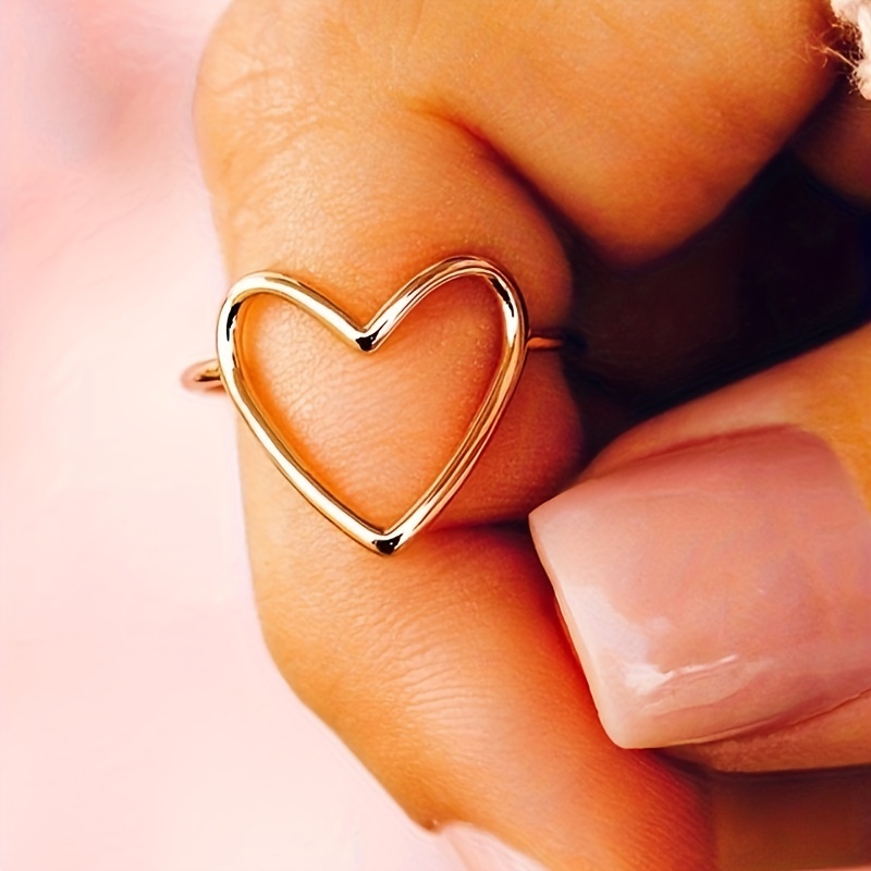 

A Fashionable, Simple And Cute Heart-shaped Ring For Ladies To Wear On A Daily Basis For Casual Occasions, A Perfect Gift For Valentine's Day.