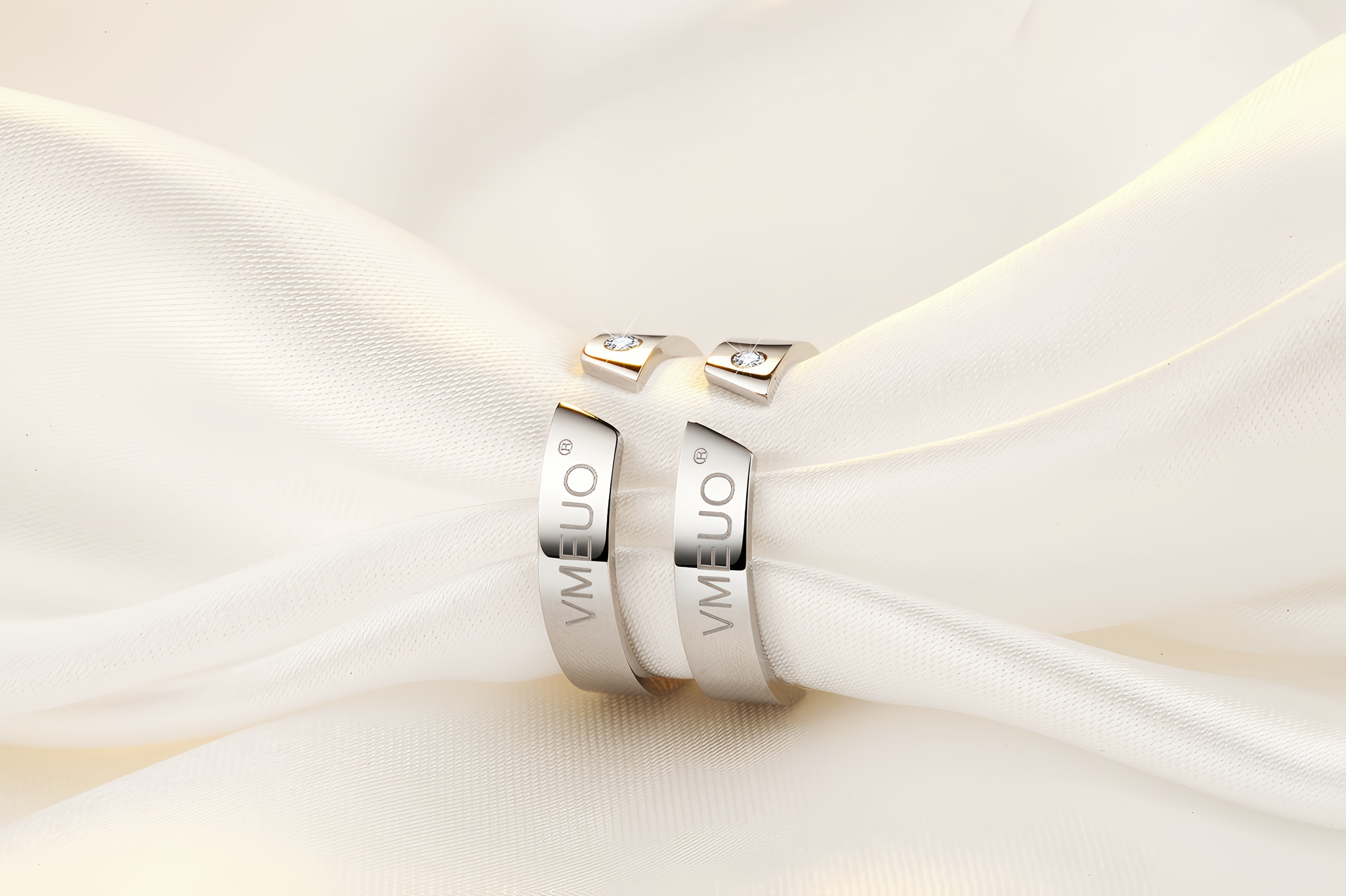 Anti-snoring Ring - Titanium Alloy, with 3 Anti-snoring Beads, Comfortable Acupoint Massage Device, Breathing Improvement and Sleep Assistance, 4 Sizes