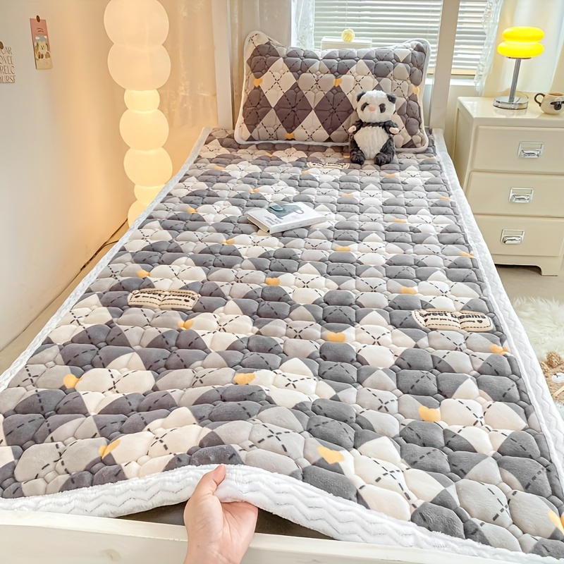 TEMU 1pc High-end Soft Fiber Fabric Plush Mattress Protector For Thin Mattresses, Warm And Comfortable Flannel Mattress Cover, Skin-friendly And