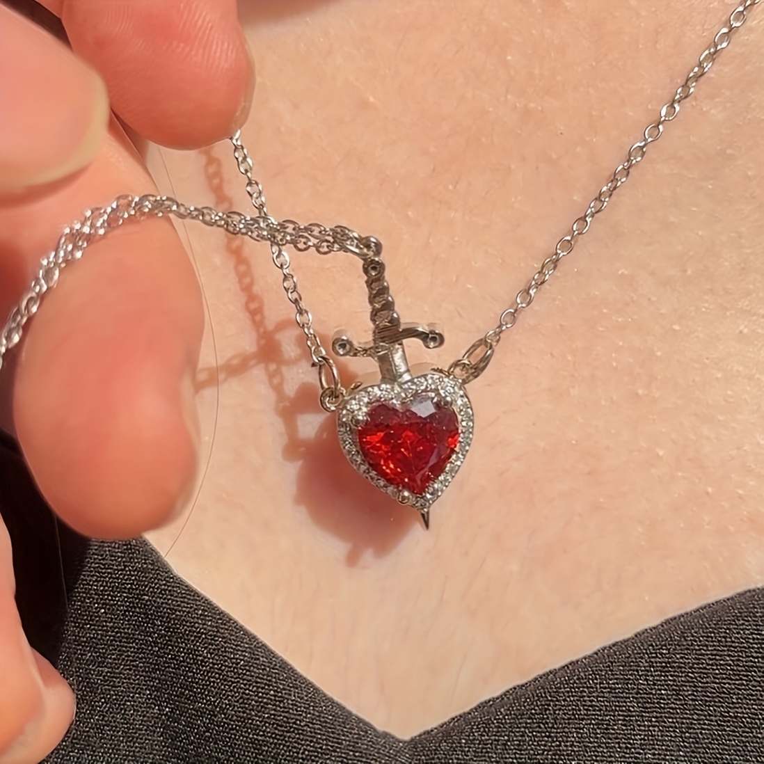 2 piezas de collar de pendiente de daga de corazón de lujo elegante, collar de capa doble de amor para parejas, adecuado para el uso diario de las mujeres y fiestas, regalo de aniversario para ella, regalo del Día de San Valentín, collar de encanto