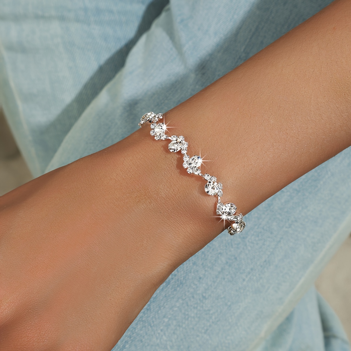 A Stylish And Exquisite Luxury Claw Chain Bracelet With A Wavy Design, With Rhinestones, Perfect As A Gift For Women