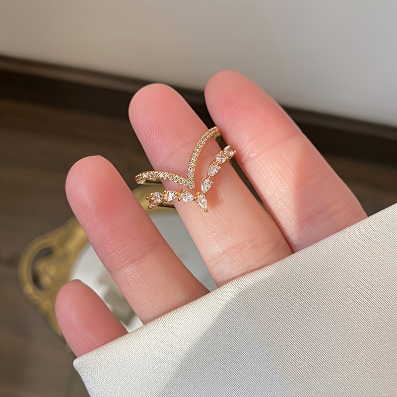 A Stylish And Luxurious Double-layer V-shaped Adjustable Ring