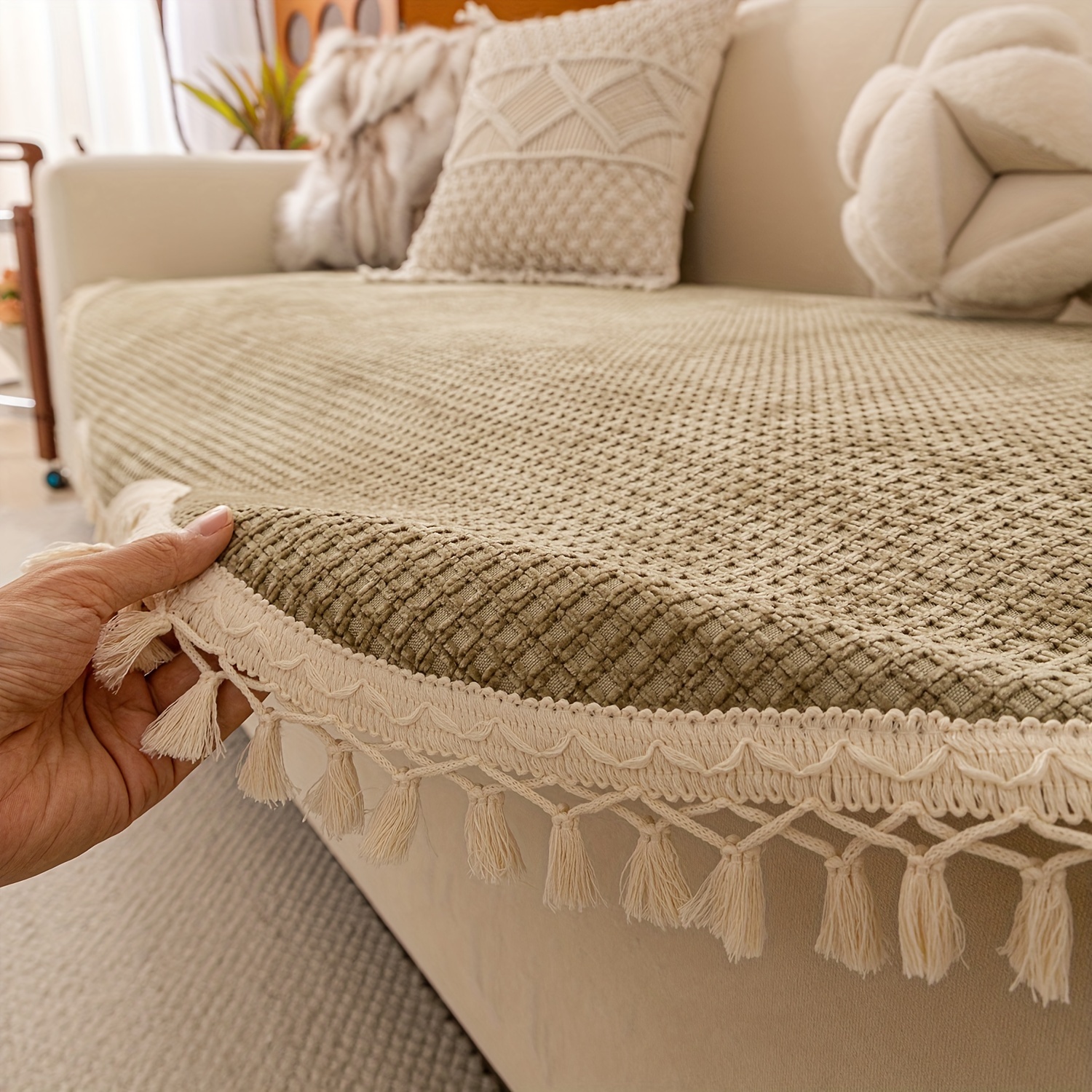 1pc of Uniquely Shaped Tassel Short Plush Non-Slip Sofa Cover, Pet-Friendly Non-Slip Sofa Protector, Suitable for 1/2/3/4 Seat Sofas - Comfortable Home Decor for All Seasons