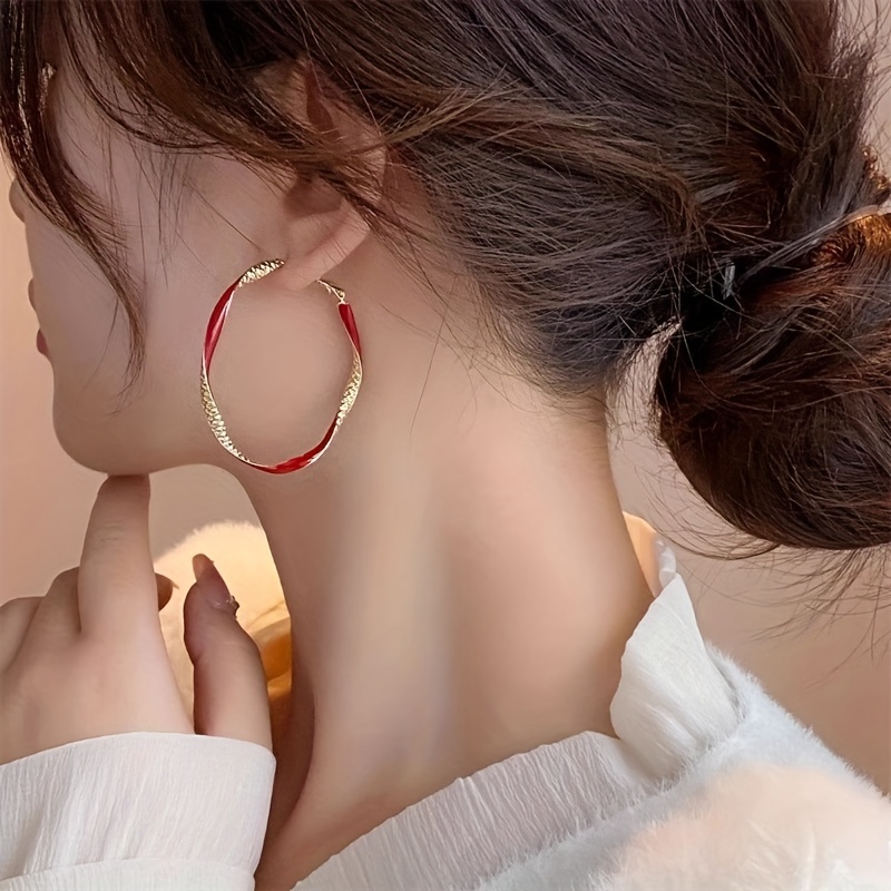 

1 Pair Of Red Twisted Large Hoop Earrings For Women, Niche Design, Light Luxury High-end Alloy Earrings, Unique Exaggerated Earrings