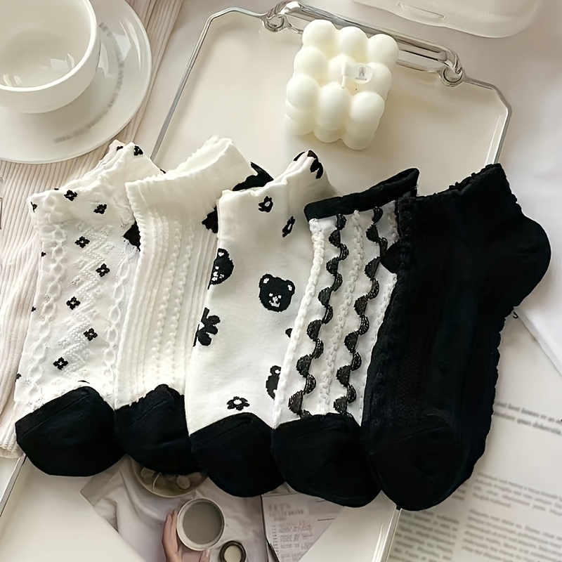 

Lot de 5 Chaussettes Cheville Élégantes en Dentelle Noire et Blanche pour Femmes - Légères, Stylées & Confortables, Mélange de Polyester avec Floraux, Lavables en Machine, Chaussettes Mignonnes