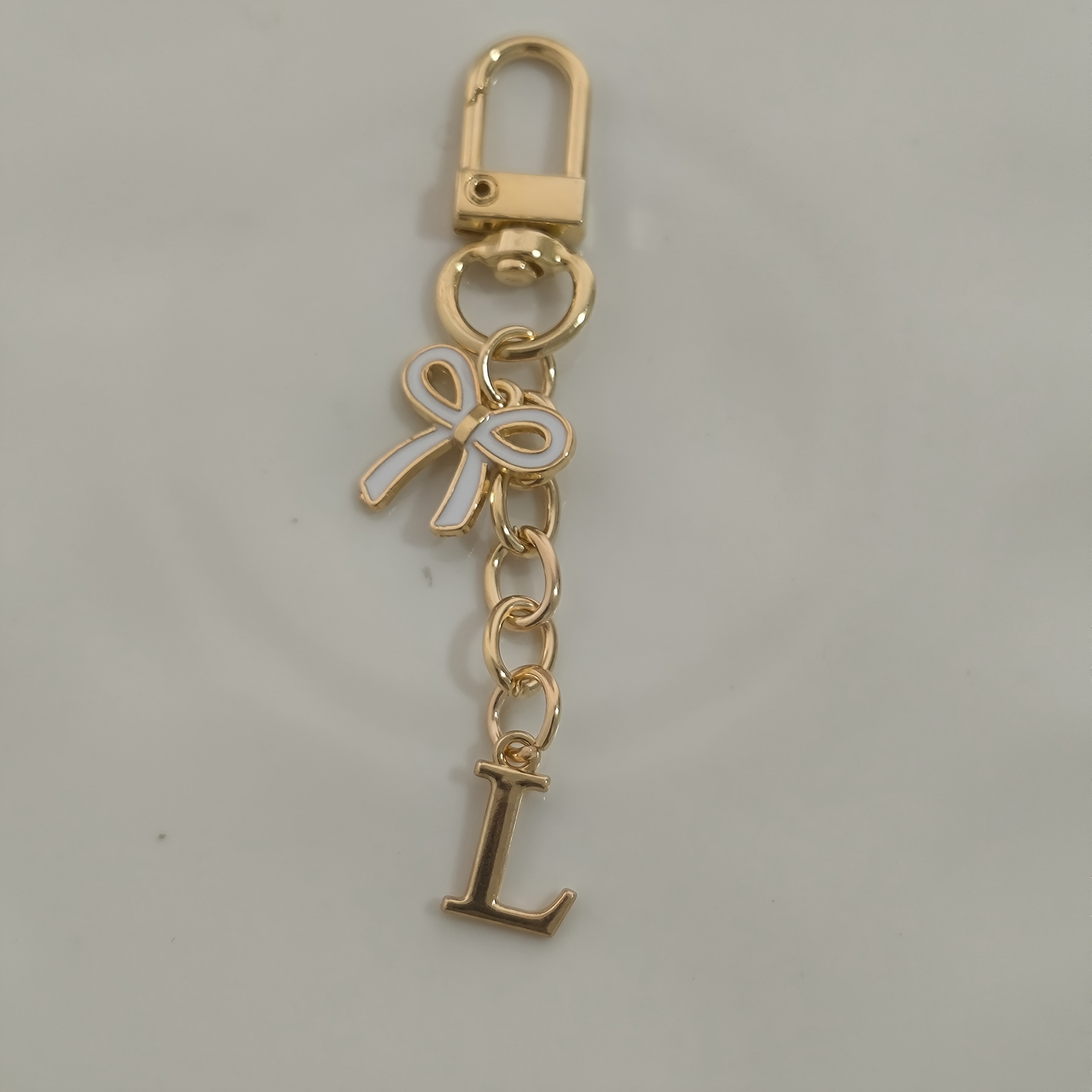 1pc White Delicate Bow Tie A- Z Letter Keychain Pendant Suitable For Bags Backpack Car Key Pendant Graduation Season Festivals Send Small Gifts To