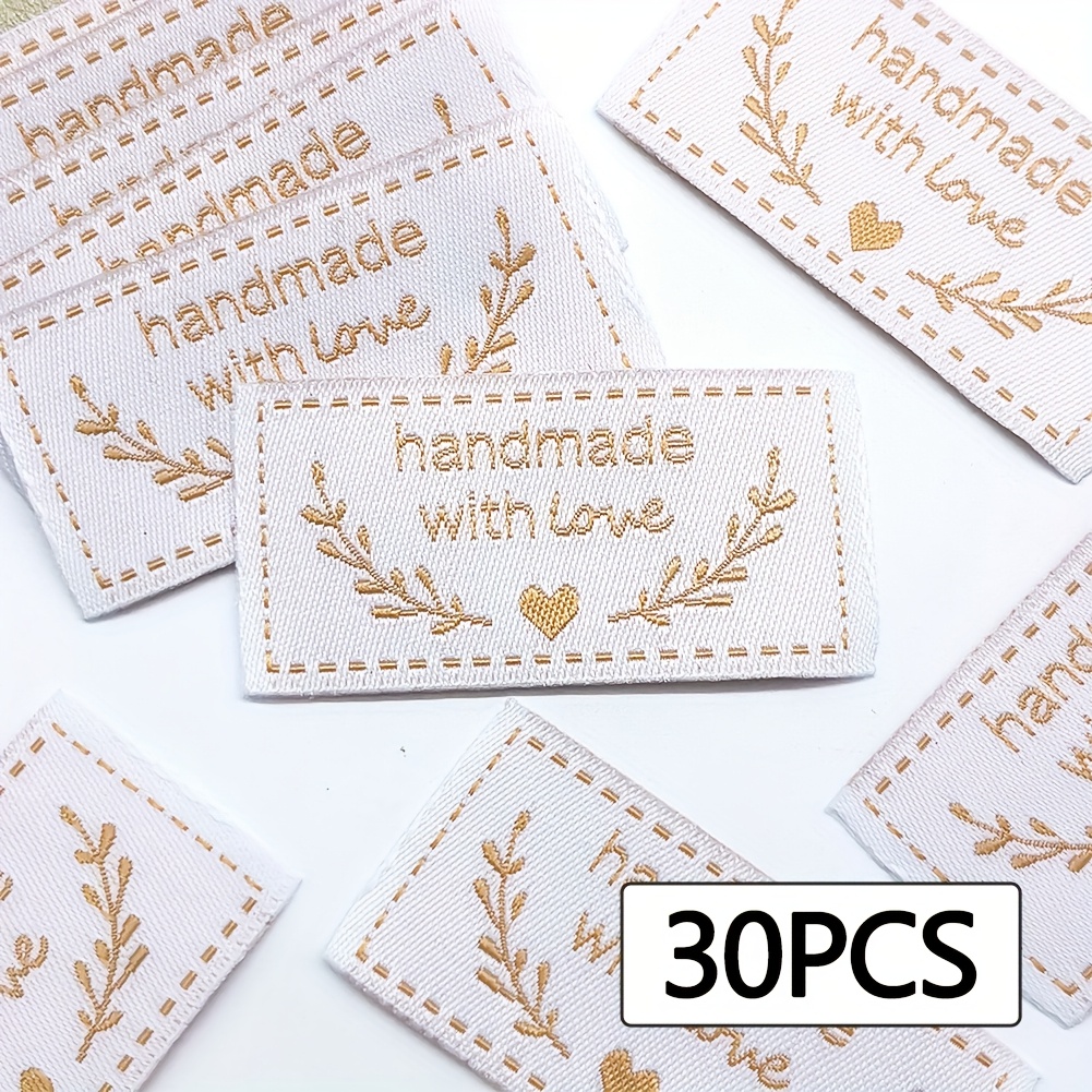 E-shop Handgefertigte Etiketten, 25x5 mm, erhältlich in 5 minimalistischen Farben für Nähflicken. Maschinenwaschbar und langlebig, geeignet für