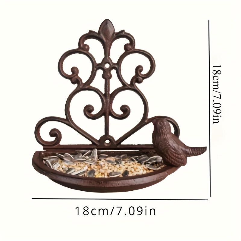 E-shop Vintage Vogeltränke aus Gusseisen mit Rollenmuster zur Wandmontage - eine rustikale Gartendeko für den Außenbereich, die Wildvögel ohne anzieht.