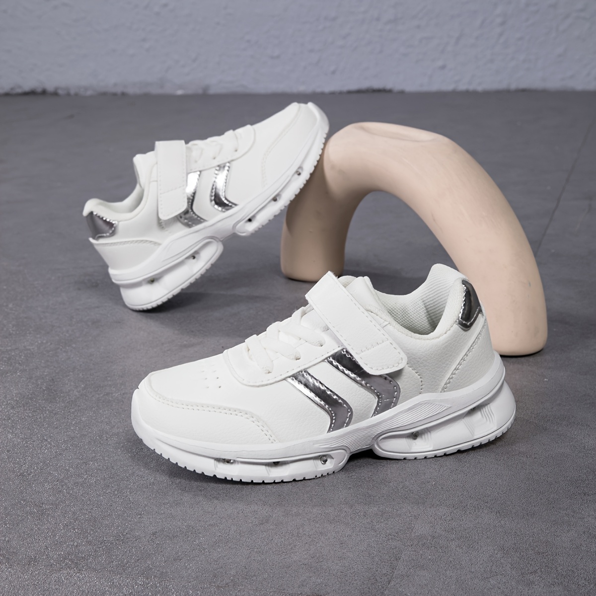 A Pair of Bright Light Casual Sports Shoes for Boys And Girls, Suitable for Older Children, Ideal for Everyday Wear And Running, Perfect for All Seasons