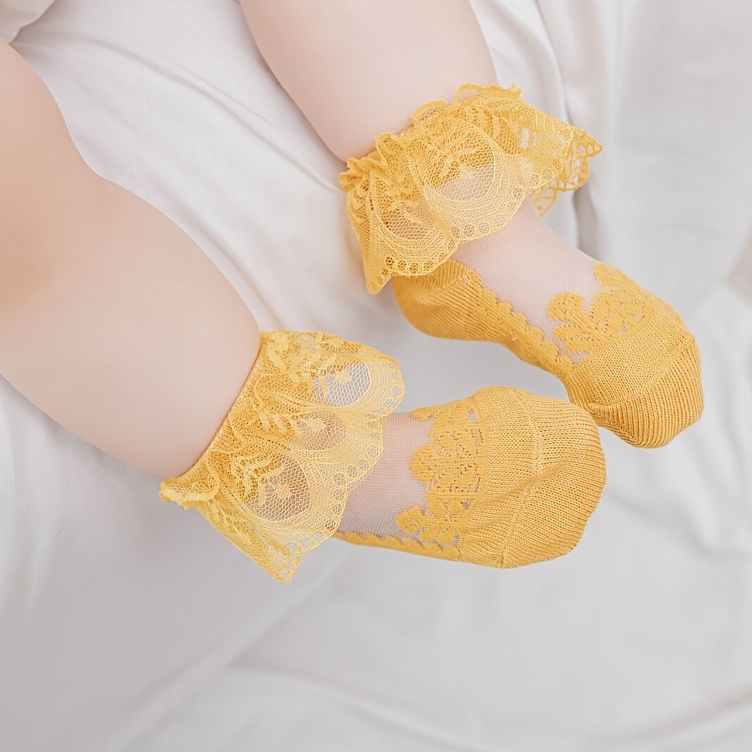 Een paar lichtgewicht, ademende, met kant afgewerkt