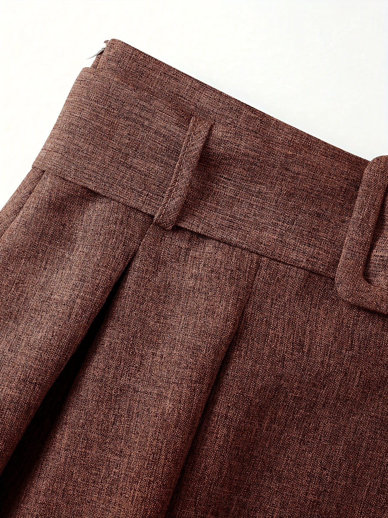 חצאית מודרנית בצבע חום עם קפלים וקשירה מתכונתים לנשים - צאביבית/בגזרת, בגזרת, א מושלמת גבוהה