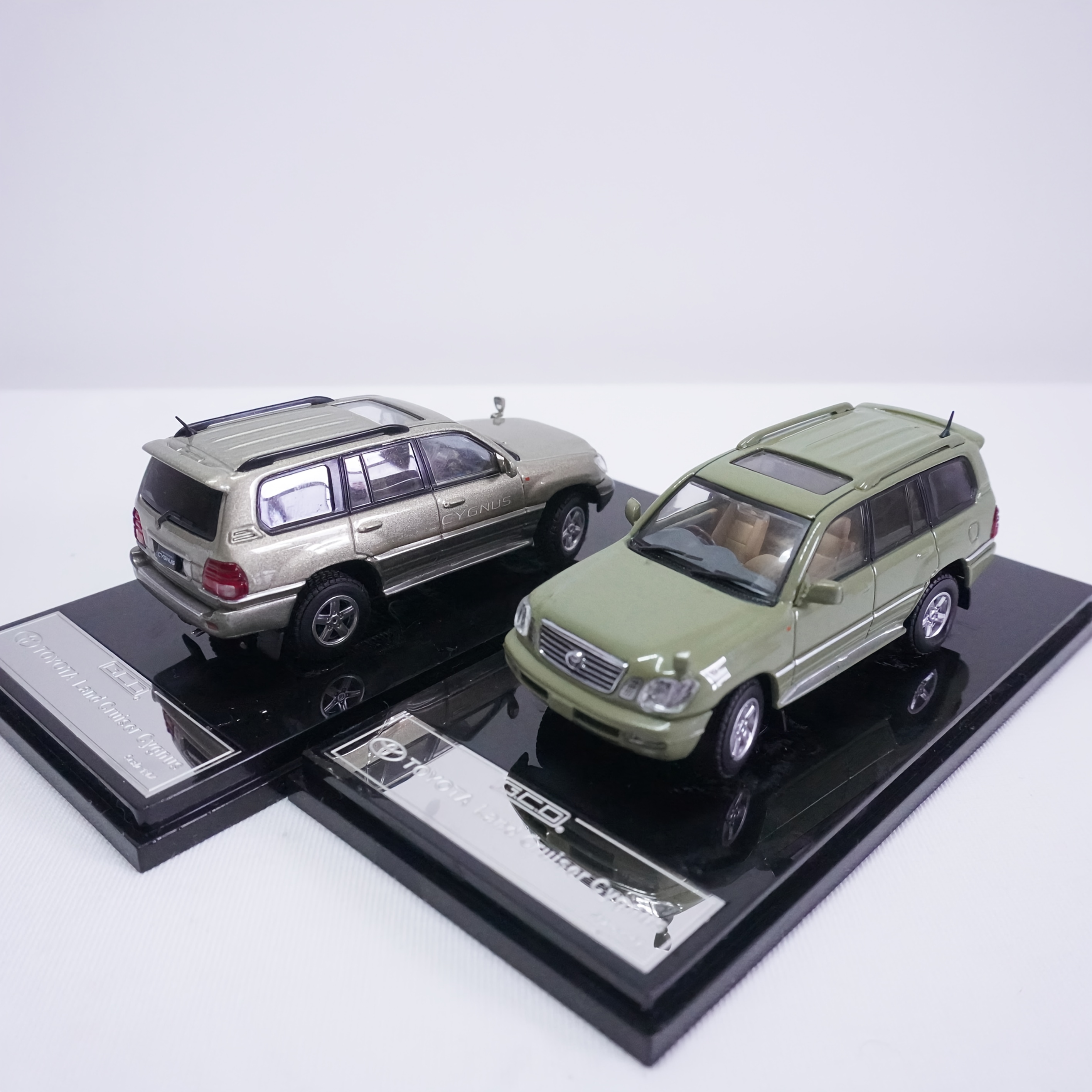 1:64 for TOYOTA Land Cruiser Cygnus Alloy Vehicle Model - Champagne Golden, Khaki Green, for Off-Road Vehicle Enthusiasts, Includes Display Case, Static Display, Detailed Reproduction, Suitable for Ages 14 and Up