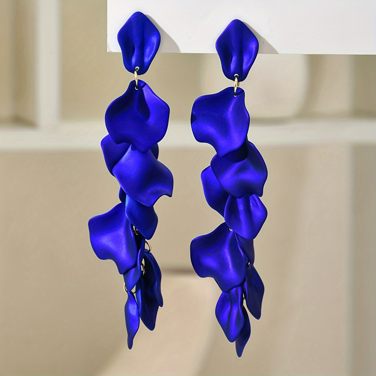 A Pair Of Stylish Drop Earrings For Women Featuring Acrylic Rose Petals And Long Tassels, Perfect For Gifting And Everyday Gatherings