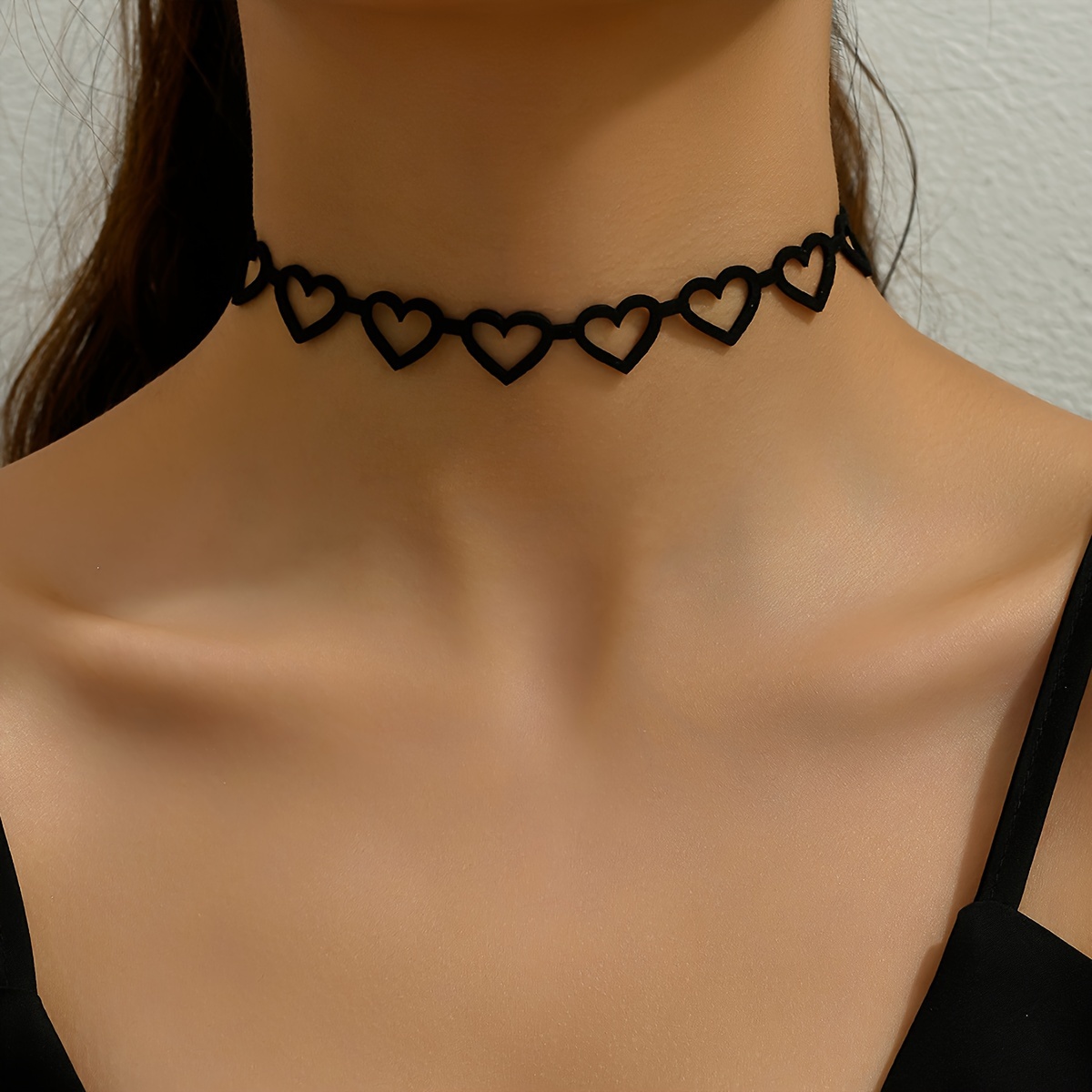 

Elegant Vintage-style Black Heart Choker Necklace For Women - Non-plated Polyester Hollow Heart Design, Daily And Gift Wear - 1 Size Fits All Seasons