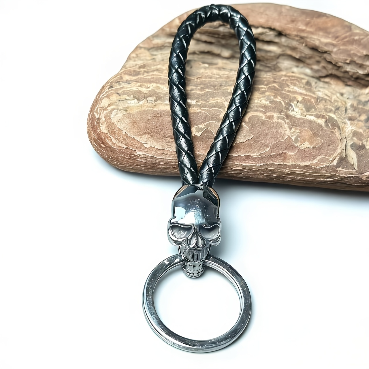 E-shop Schlüsselanhänger aus geflochtenem Leder mit Totenkopf im Dark-Style