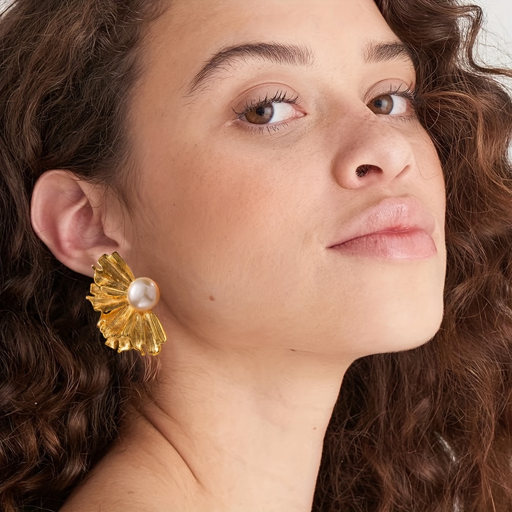 

Elegant And Stylish Earrings With Selected Aaa Natural Freshwater Pearls, Geometric Exaggerated Earrings, Sculpted Flower Golden Drop Earrings, Made Of Brass With Plating.