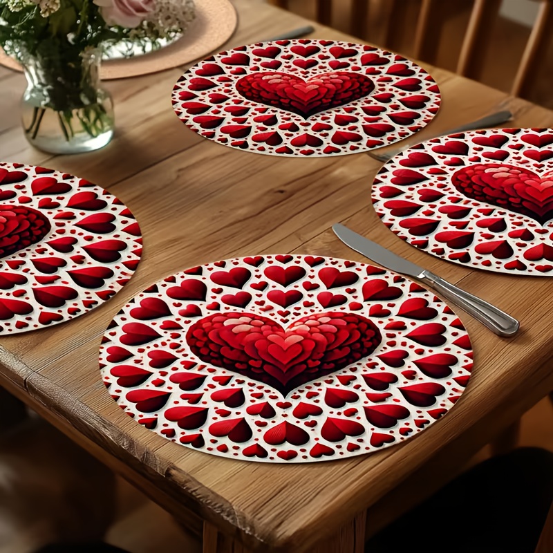 E-shop Set mit 2/4/6 runden Valentinstags-Tischsets mit rotem Herz – 13,8 Zoll x 13,8 Zoll, Feiertagsmuster, geeignet für tägliche