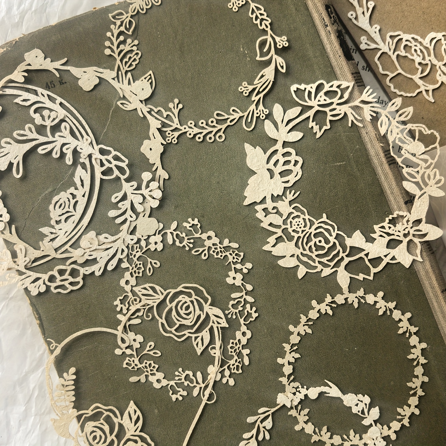 E-shop 1 Packung mit 10 Blättern Vintage Botanische Blumen-Ausstech-Rahmen Kranz Journal Dekorationspapier
