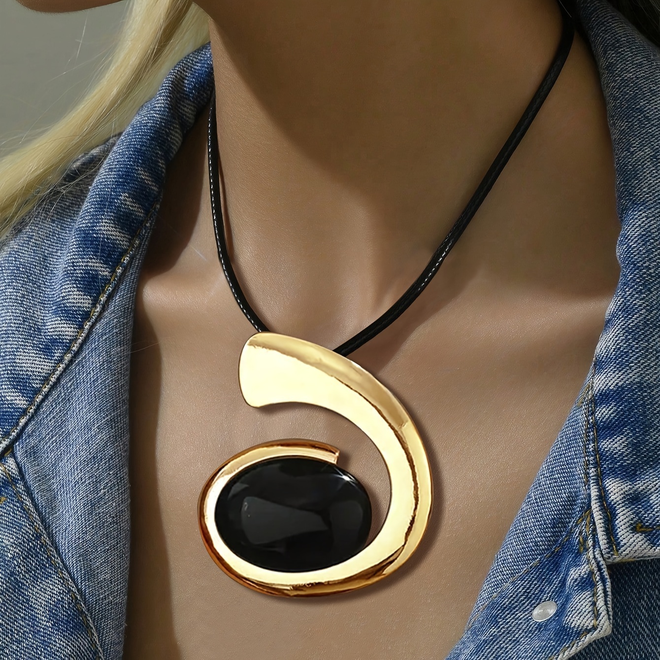 

Vintage Elegant Statement Choker Necklace, Trendy Bold Pendant With Faux Leather Cord, Classic Retro Style Jewelry For Women