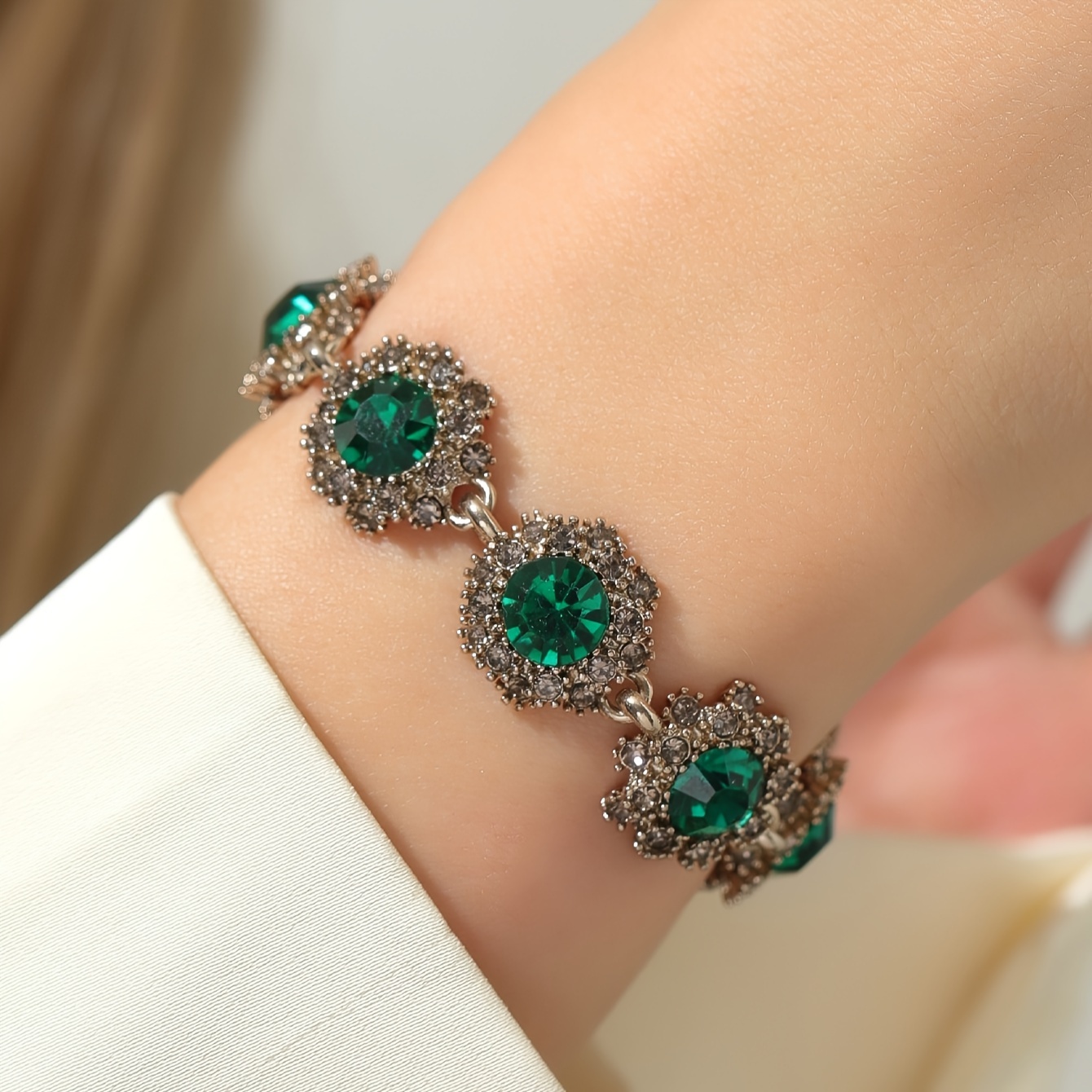 

Elegant Vintage-inspired Rhinestone Flower Bracelet - Perfect For Parties & Everyday Glam