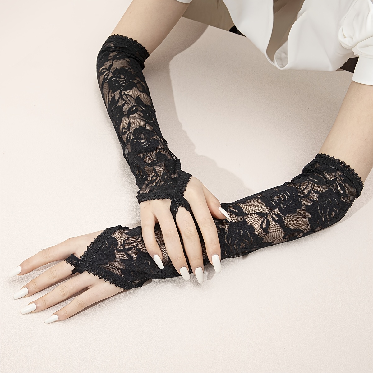 A Pair Of Elegant Lace-patterned Fingerless Gloves For Women, Perfect For Outdoor Matching