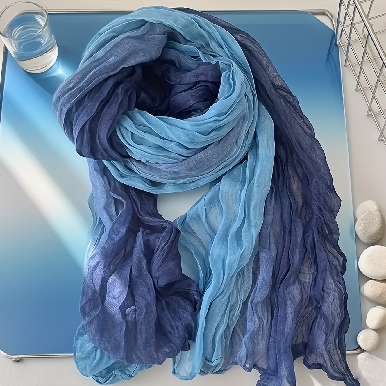 E-shop Dieser Schal zeichnet sich durch ein Farbverlauf-Design aus, mit weichen und atmosphärischen Farbschichten. Das Gewebe zeigt natürliche Falten,