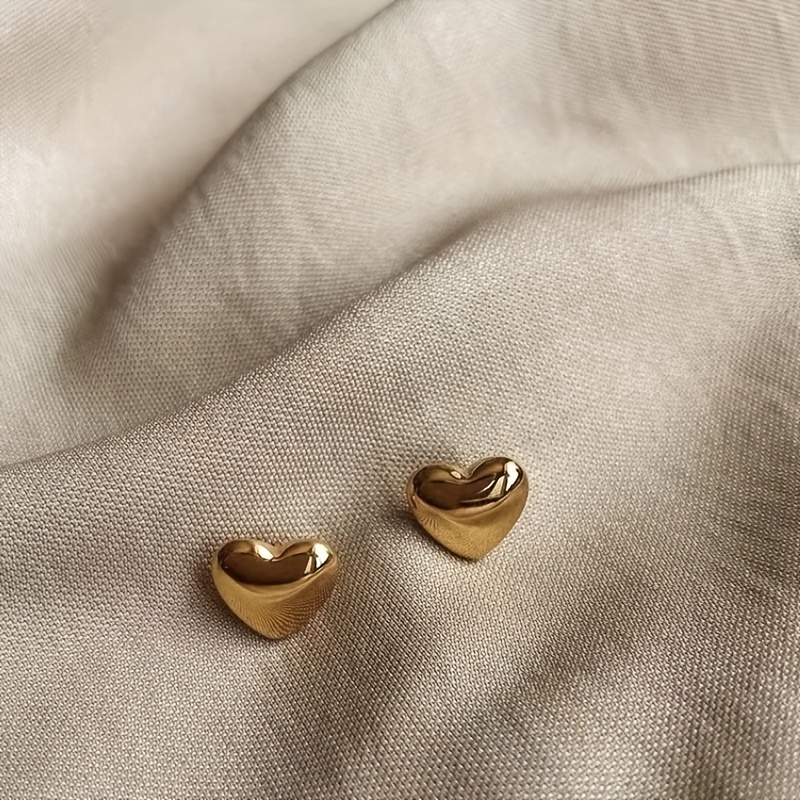 

A Pair Of And Stylish Minimalist Gold-plated Stainless Steel Earrings Shaped Like , Featuring A Mirror-polished That Fade, Young Women To Wear On Dates Or As A Valentine's Day Gift.