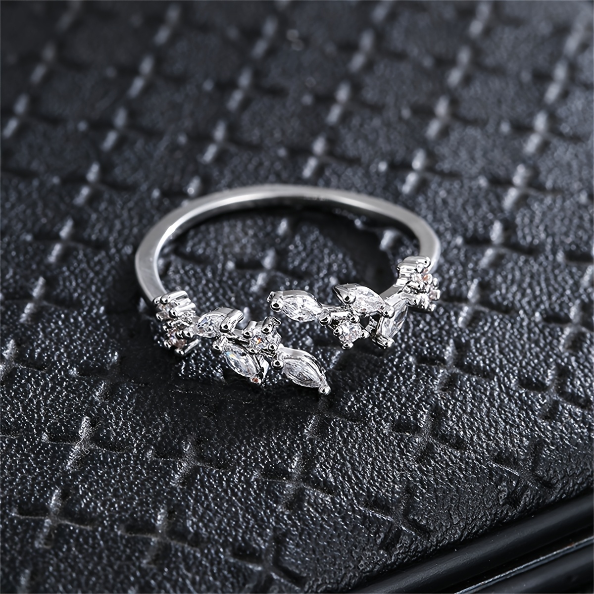 A Ring Featuring A Stylish Leaf Design With Synthetic Zirconia, Easy And Versatile, Perfect For Women