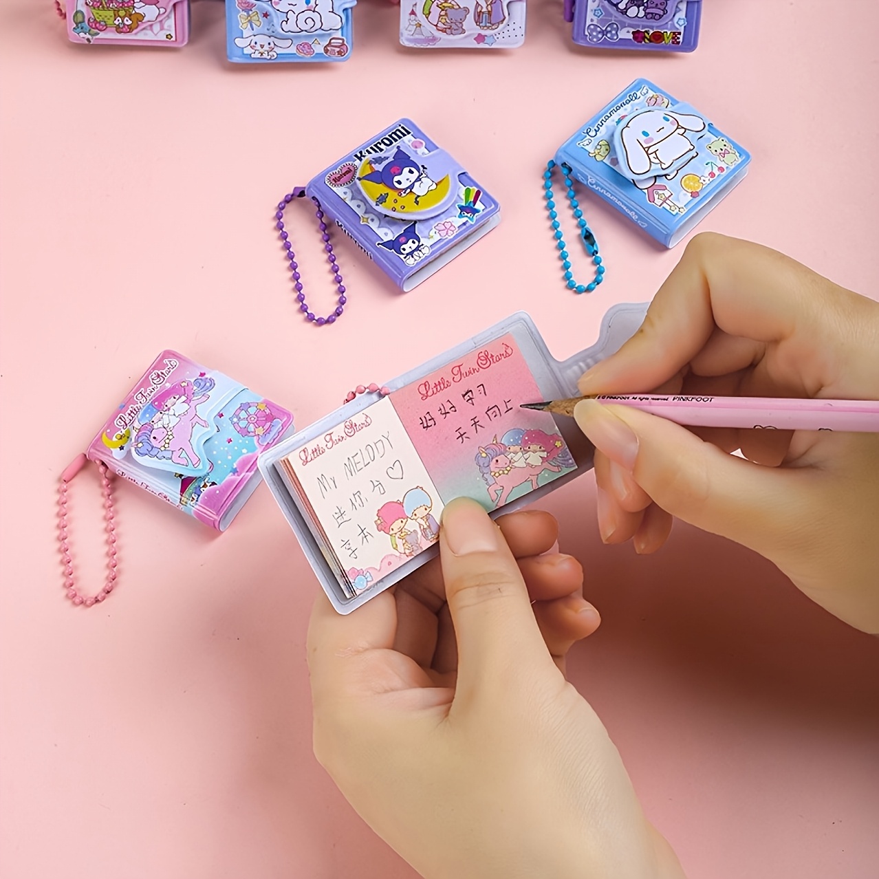 

2pcs Sanrio Mini Share Books Pendentif, Cahiers mignons avec autocollants, Journaux de poche personnalisés, Couverture en , Accessoires de suspension créatifs