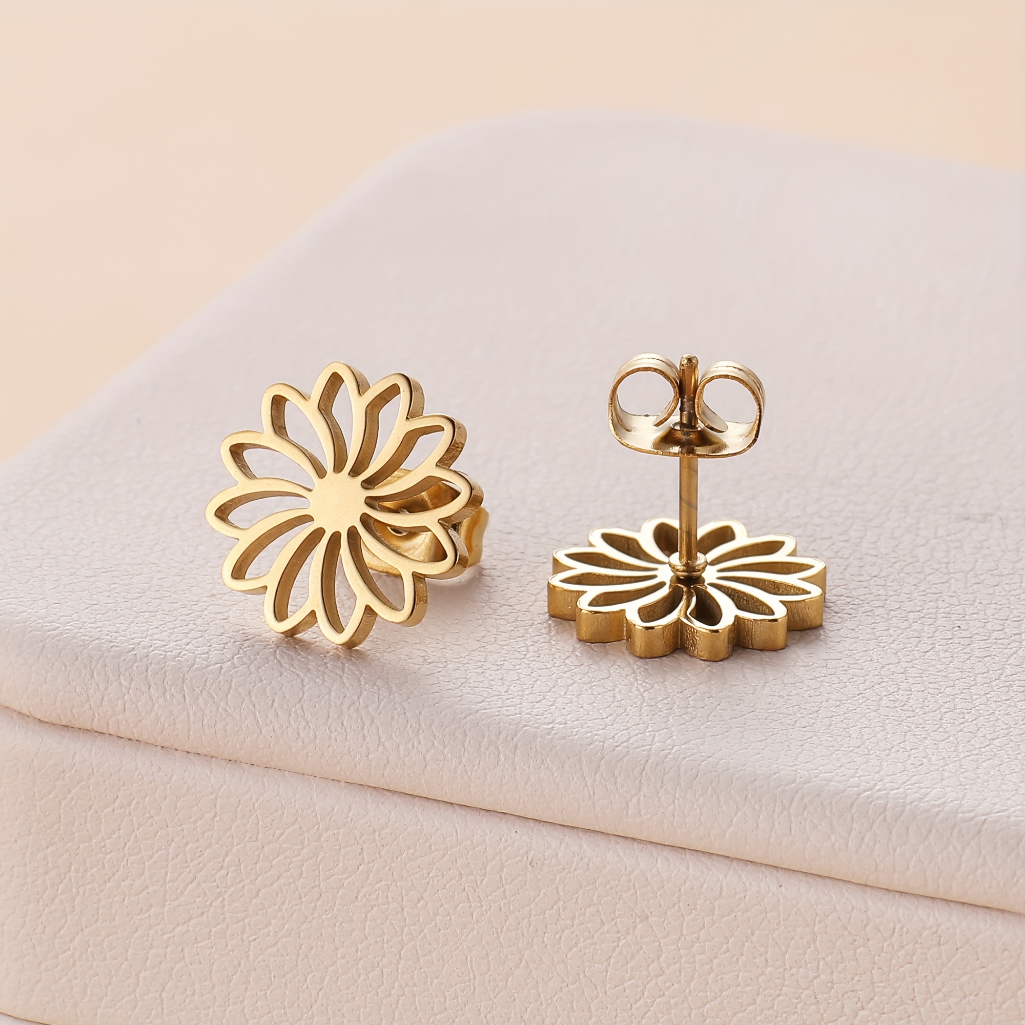 Chrysanthemum Lady Stud Earrings