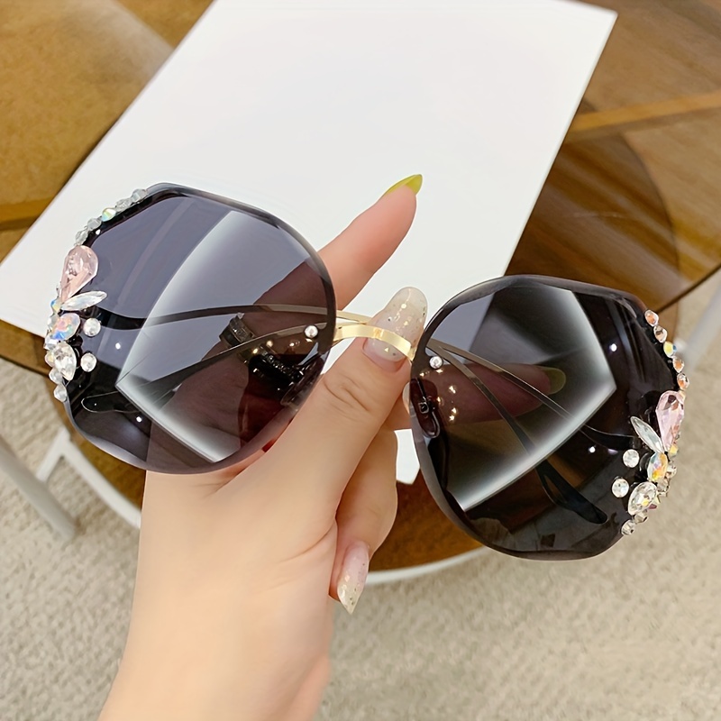 Lunettes De Soleil Femme Oversized Noires à Clous - Style Sport & Fashion - Neuf Avec Étui