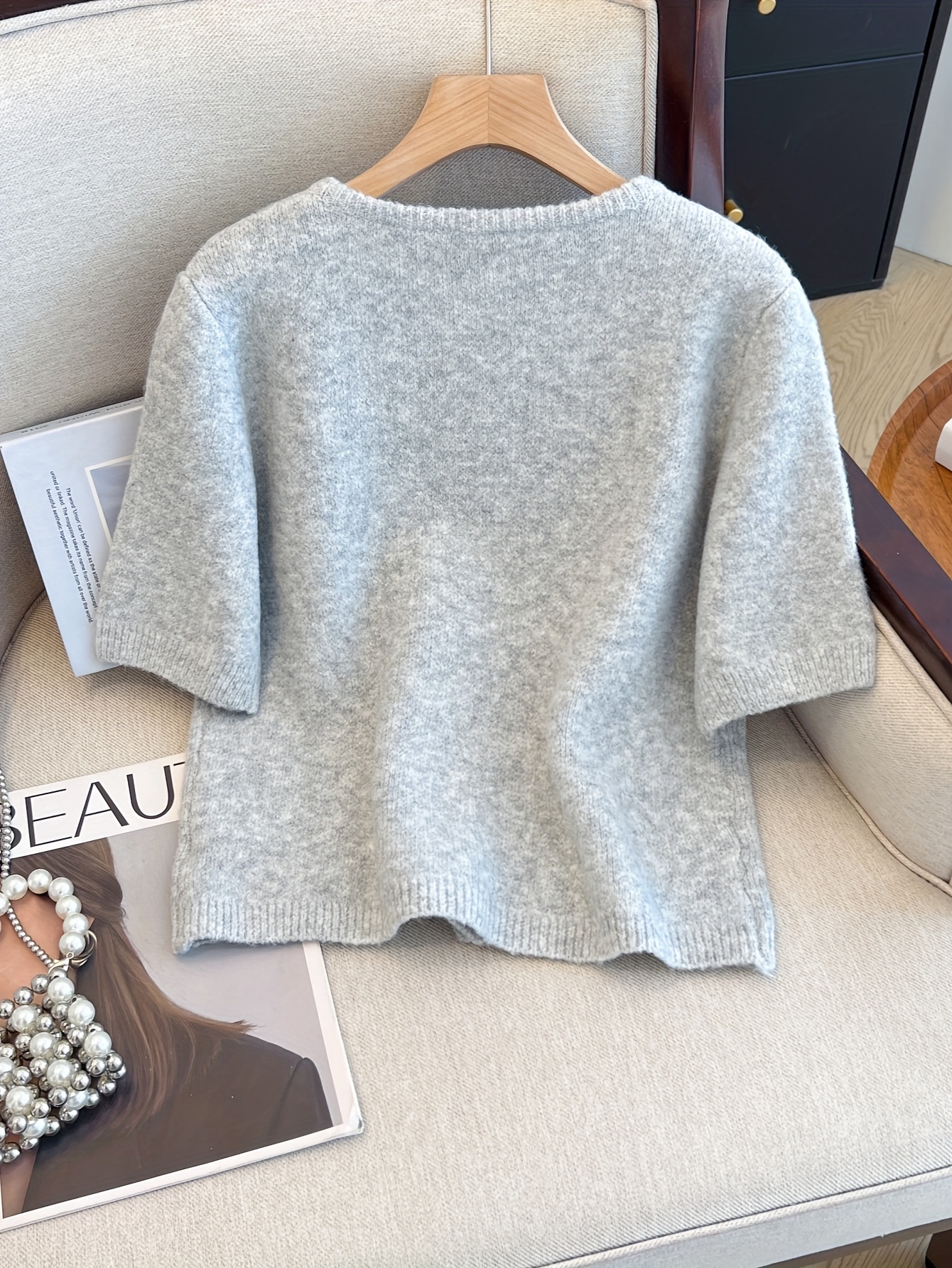 Damen Strickjacke mit Knopfleiste Hellgraue, einfarbige Kurzarm-Pullover  mit Rundhalsausschnitt, lässiges Sommeroberteil mit goldenen Knöpfen - Main Image