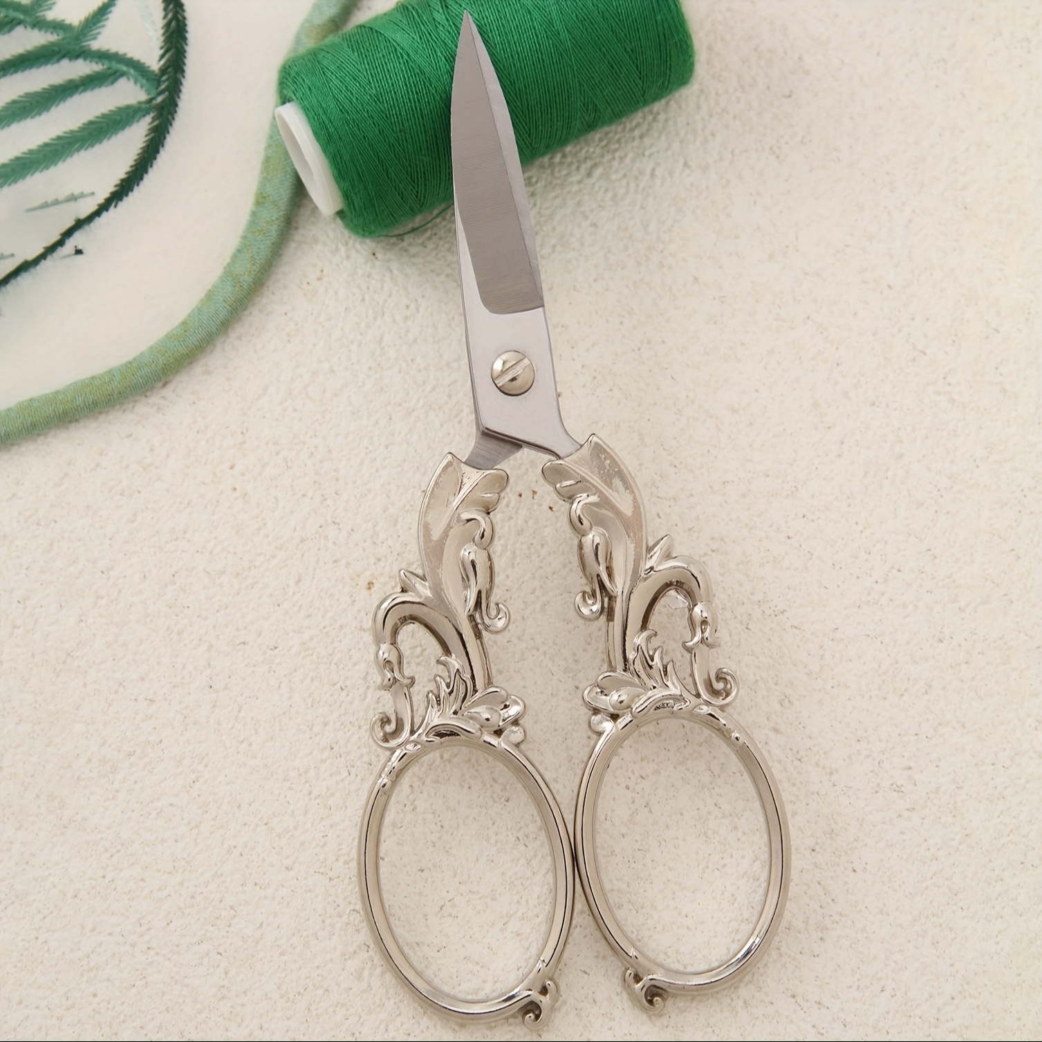 TEMU 【商品名】スタイル リリー オブ ザ ヴァリー レトロ ハサミ 家庭用 ステンレススチール製 クロスステッチ 刺繍 高級合金 エンボス加工 フラワーティア アートハサミ