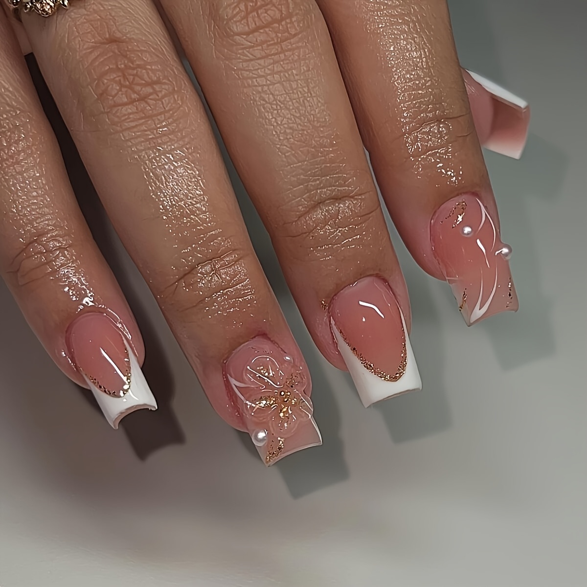 E-shop Ein Set von 24 kurzen, quadratischen, weißen -Kunstnägeln, elegant edel mit vergoldeten, süßen Blumenmustern. Geeignet für alle Damen. Die Box