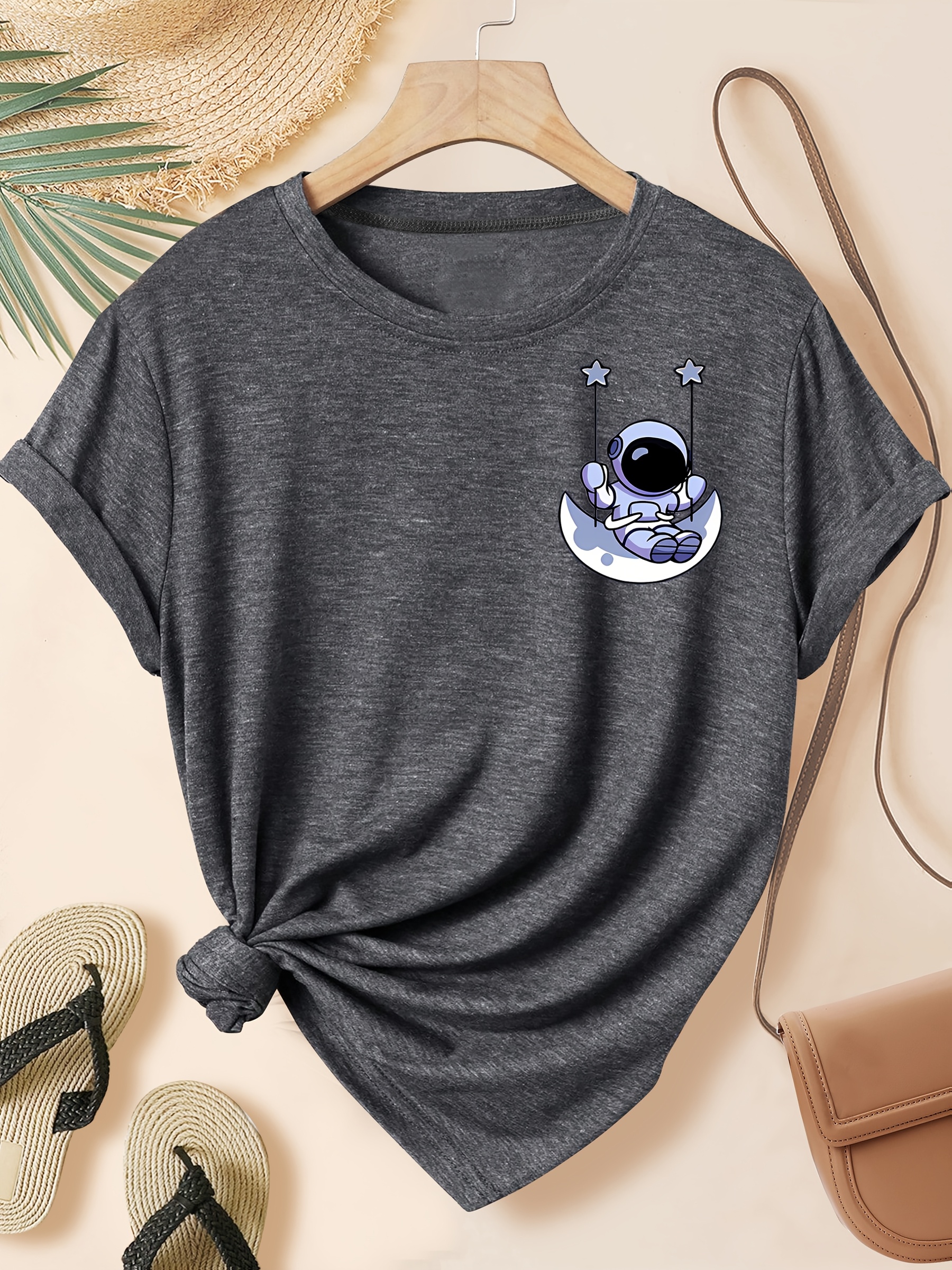 Camiseta Casual de Mujer con de Astronauta Columpiándose en la Luna  Temática Espacial Retro Vintage, Manga Corta y Cuello Su