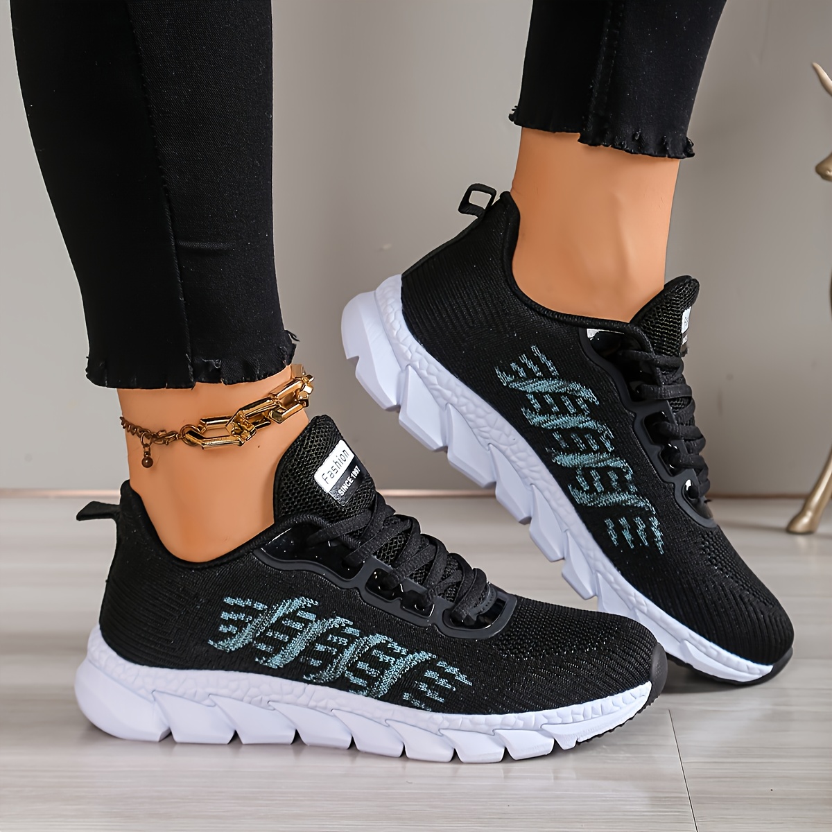 sneakers, låga snörade löparskor för dam, lätta och andningsbara med stötdämpande, flexibel sula och ett bekvämt tygöverdel. lämpliga för vardaglig användning, utomhussport, bollspel, badminton, tennis, friidrott och landsvägslöpning