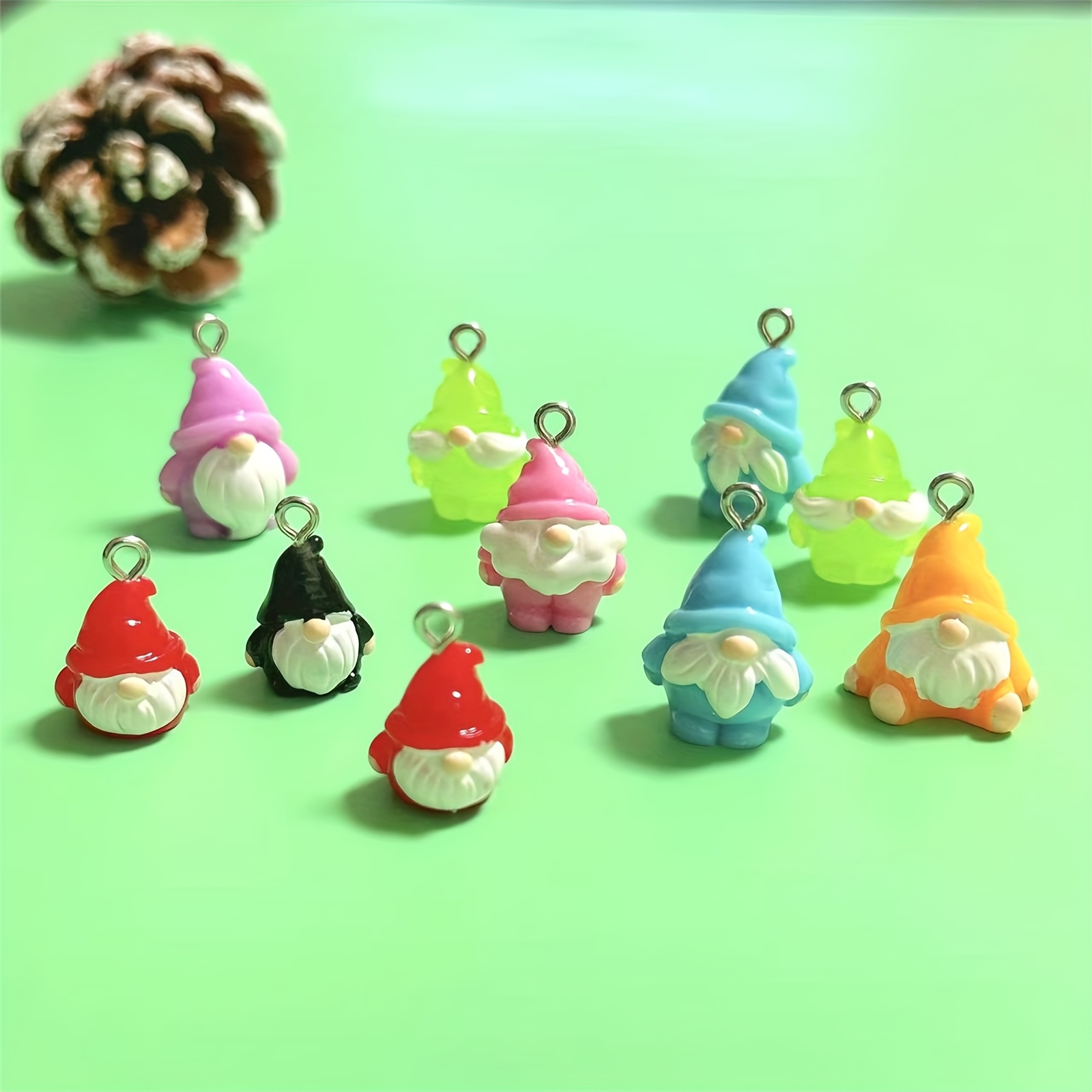 E-shop 10 Stück verschiedene Anhänger, handbemalte 7-farbige Weihnachtswichtel-Harzanhänger, geeignet für handgefertigten Schmuck, Anhänger, Ohrringe,