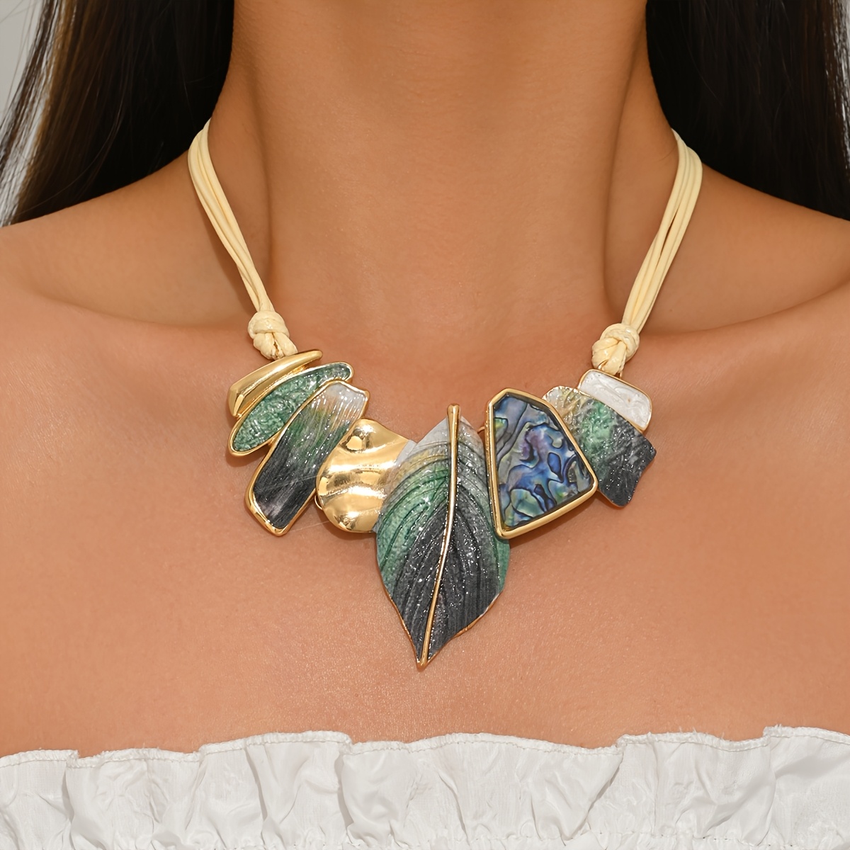 A Retro-style Leaf Leather Rope Necklace Is Suitable For Women's , An Outfit