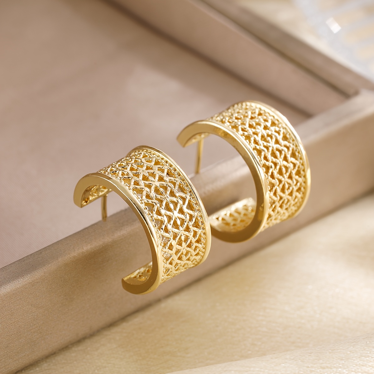 Women's Vintage Wide-Face Curved Stud Earrings