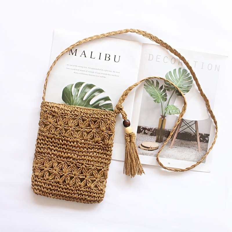 A Stylish Women's Woven Straw Shoulder Bag. Featuring A Casual And , It Perfectly Matches The Summer Beach Vibe. Its Lightweight Makes It Suitable For Beach And Outdoor Hikes