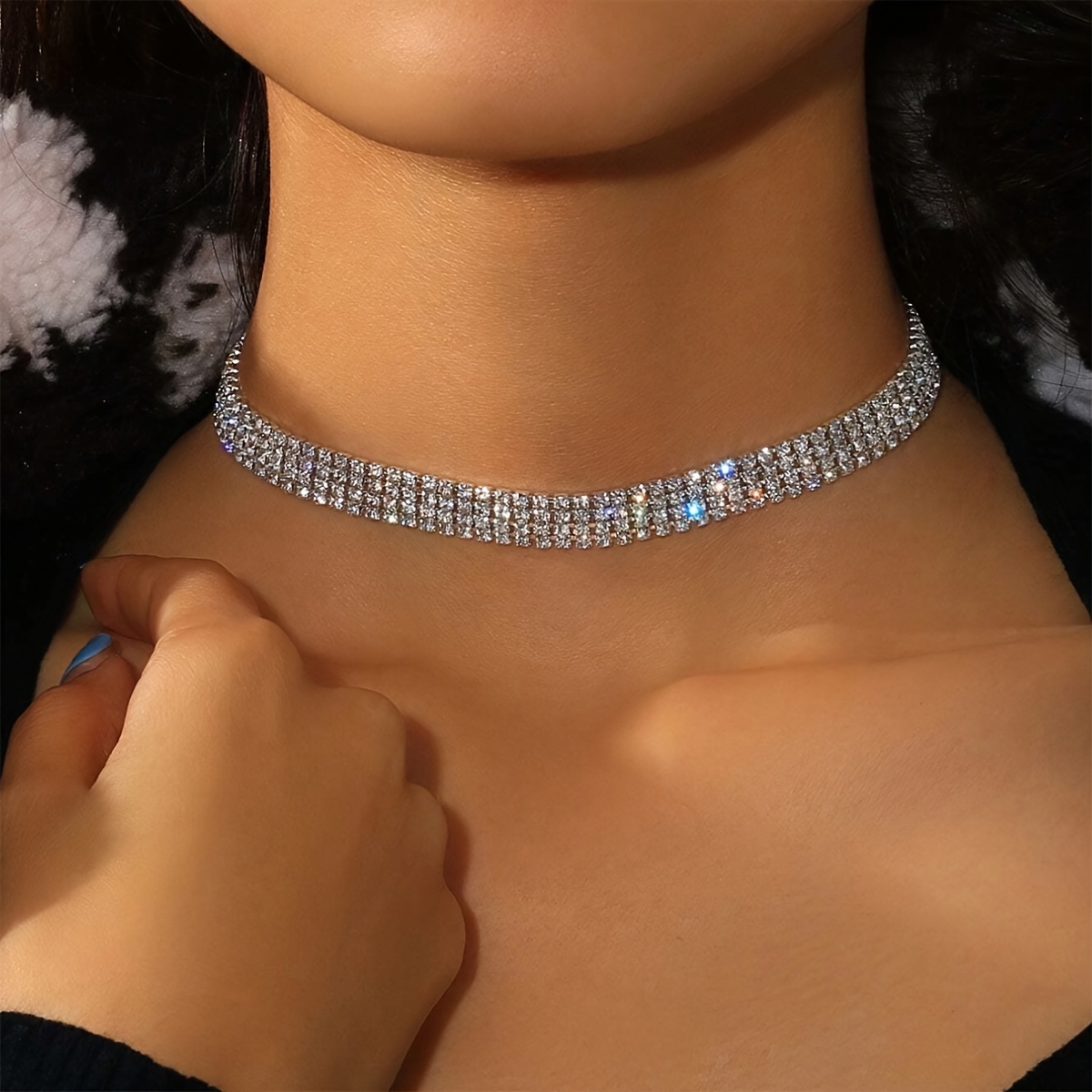 

Collier Ras du Cou Élégant Plaqué Argent avec Strass pour Femmes - 4 Rangées de Scintillantes, pour les Fêtes & Événements