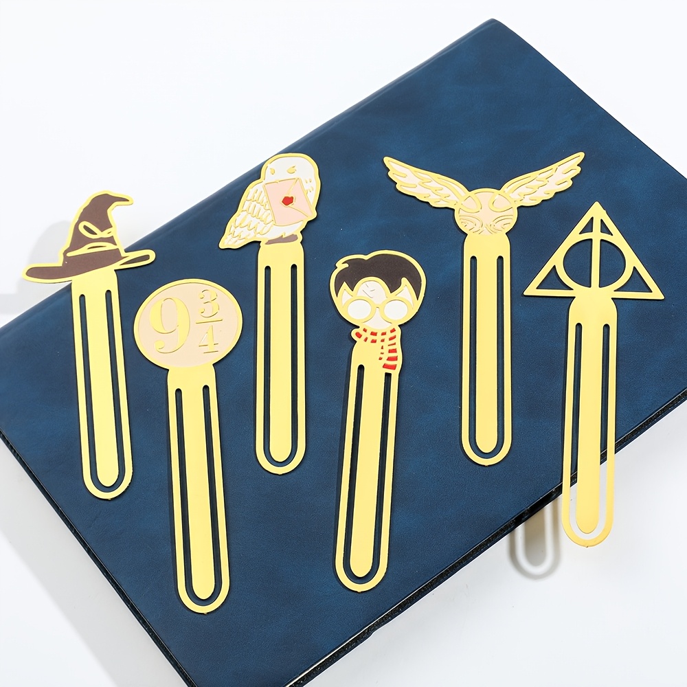 Image of 1/6pcs Creative Deathly Hallows Flying Bookmark Holder College Series Branch Hat Envelope Metal Bookmarks, Exquisite Reading Additions, Ideal For Fans And Book Lovers