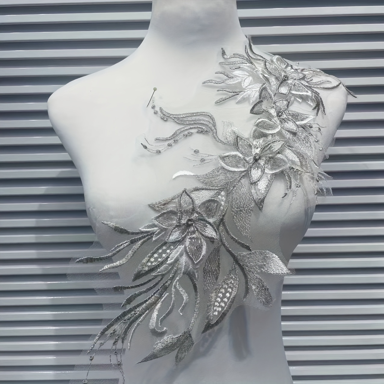 E-shop bestickte Applikation - Eleganter Blumenmuster mit Details, für DIY-Kleidung und -Accessoires, Näharbeiten | Elegante Stickerei | Detaillierte