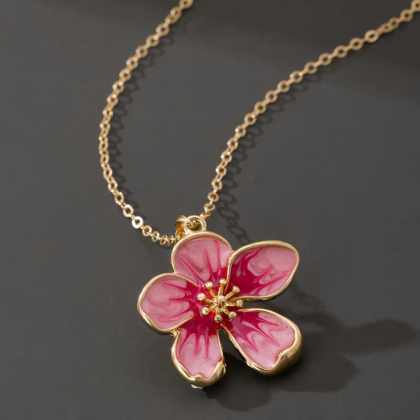 E-shop Damen Elegantes Französisches Vintage Blumenanhänger Halskette - Handgemachter Stil Rosa Blume & Blatt Design mit Zarter Kette, Goldfarbene